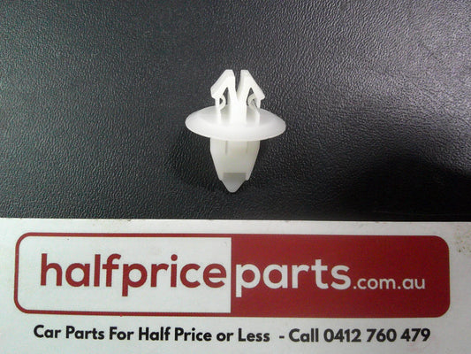 Holden YG Cruze Genuine Sill Panel Moulding Clip New Part