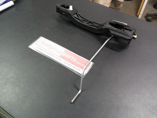 Holden CG Captiva Genuine Front Outside Door Handle Bracket New Part