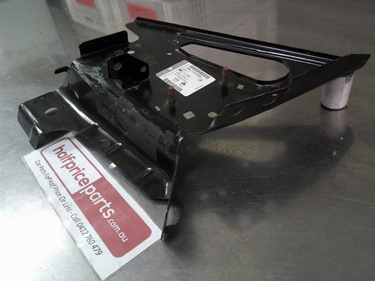Holden Cascada Genuine Left Hand Front Head Light To Guard Structural Bracket New Part