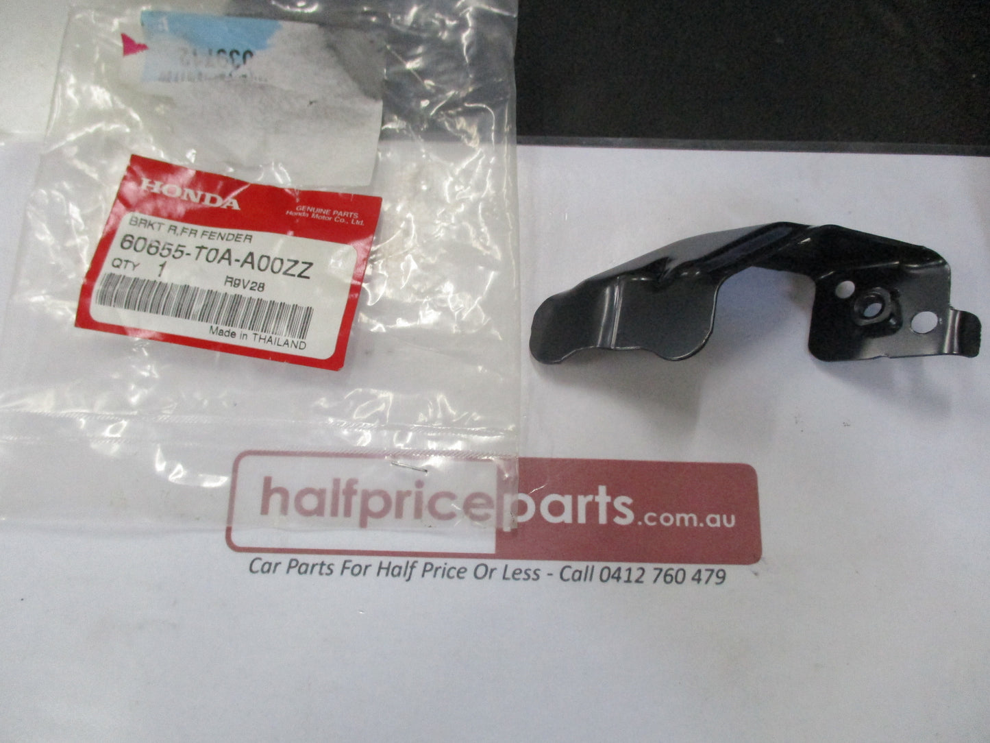 Honda CR-V Genuine Front Right Guard Bracket New Part