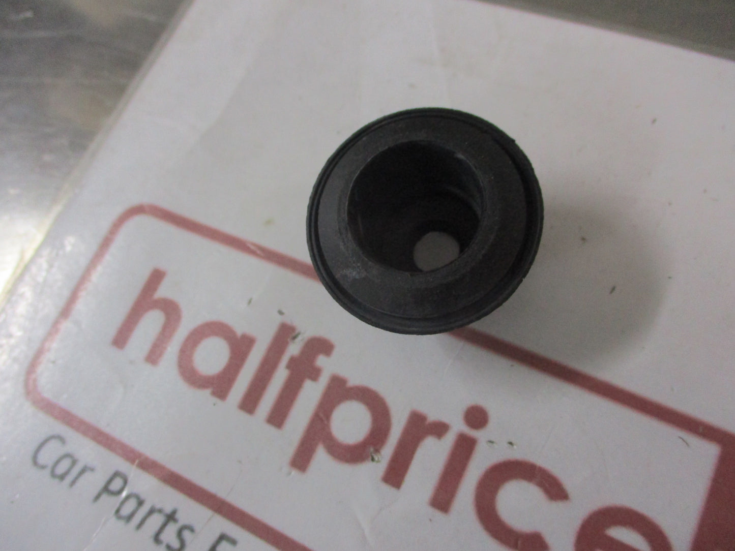Holden Captiva Genuine Rear Tailgate Wiper Arm Grommet New Part