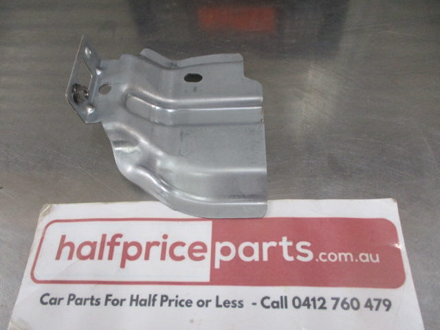 Ford MK6/MK7 Fiesta Genuine Front Right Hand Guard Bracket New Part