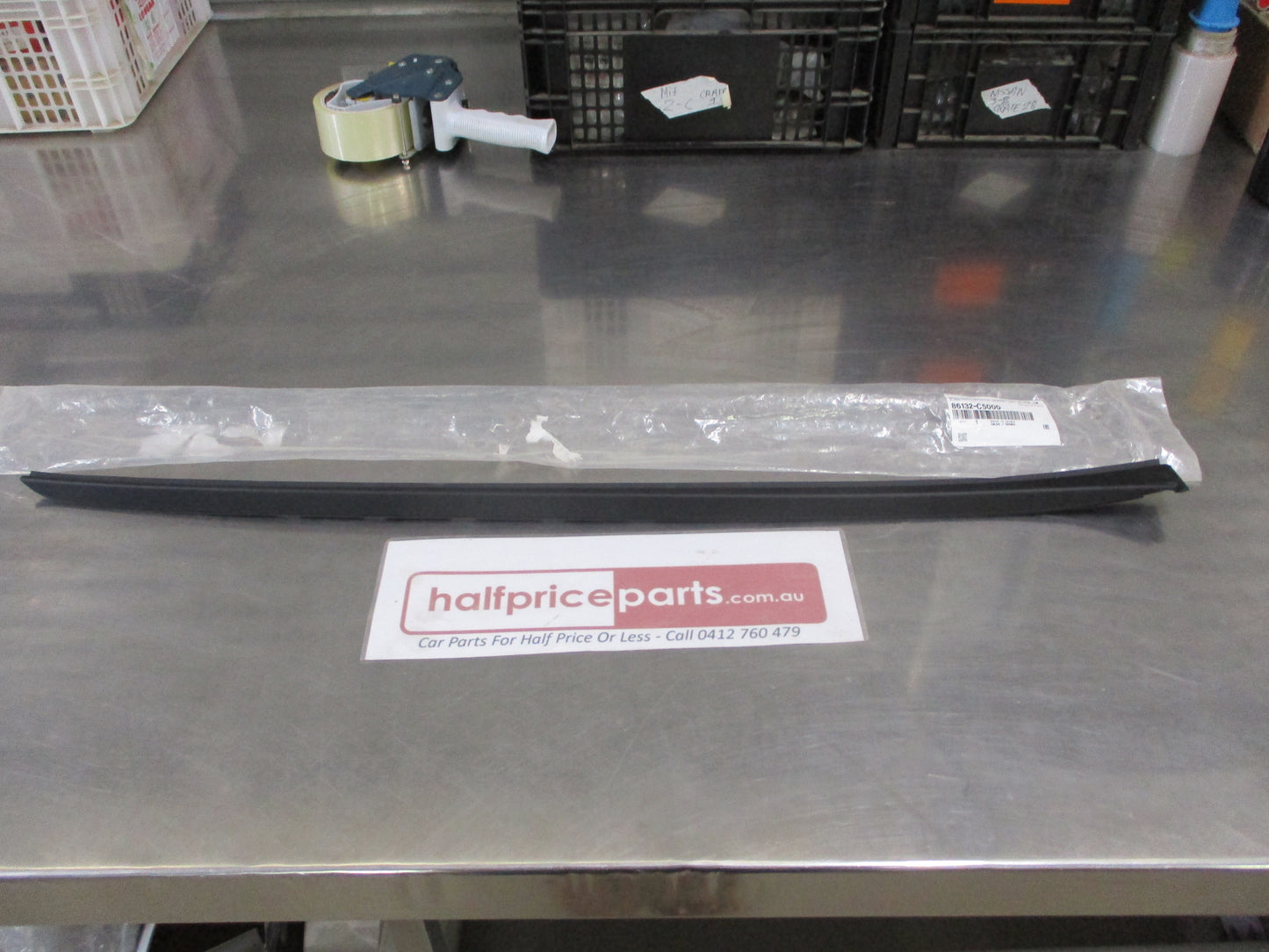 Kia Sorento EX Genuine Windscreen Glass Right Side Moulding New Part