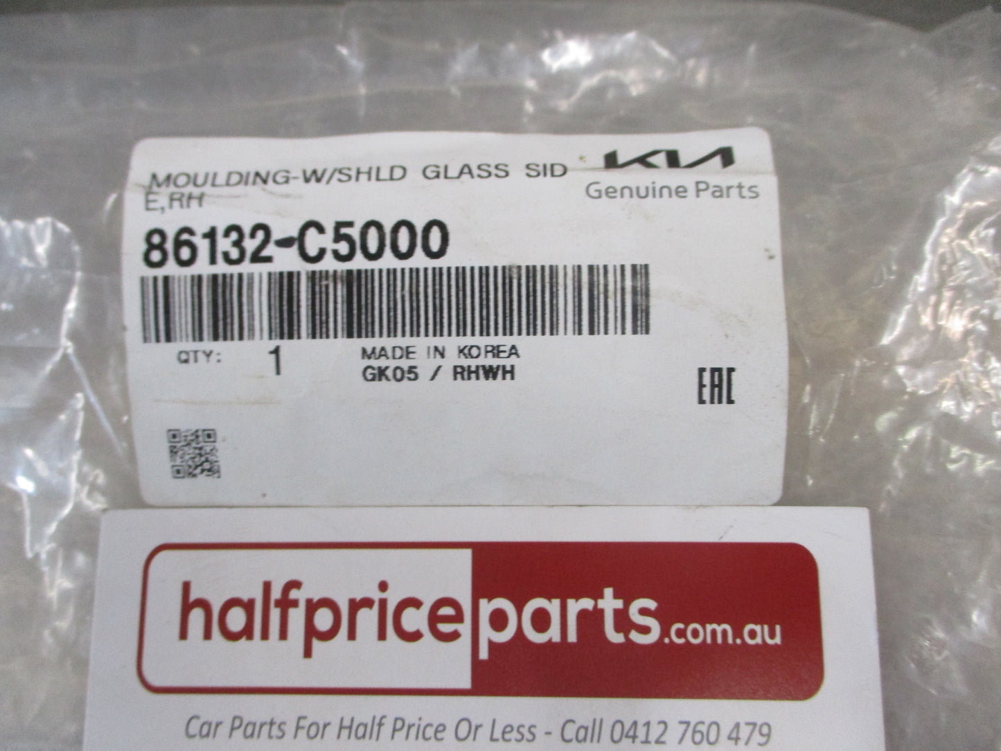 Kia Sorento EX Genuine Windscreen Glass Right Side Moulding New Part