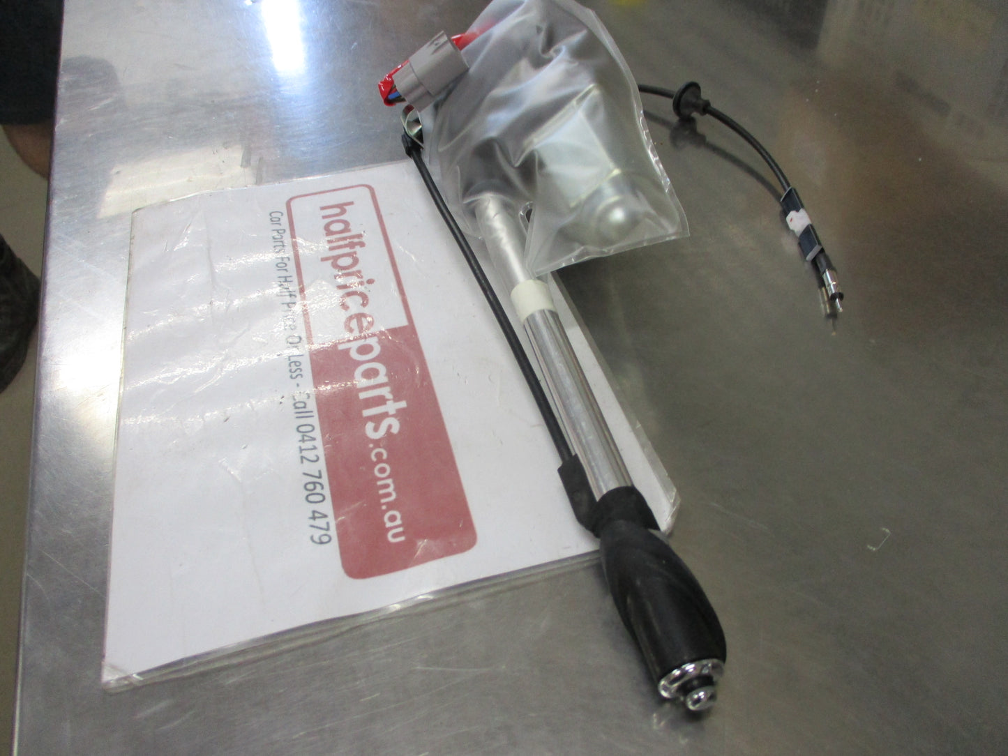 Toyota Landcruiser VX 100/105 Series Genuine Power Antenna Assembly New Part