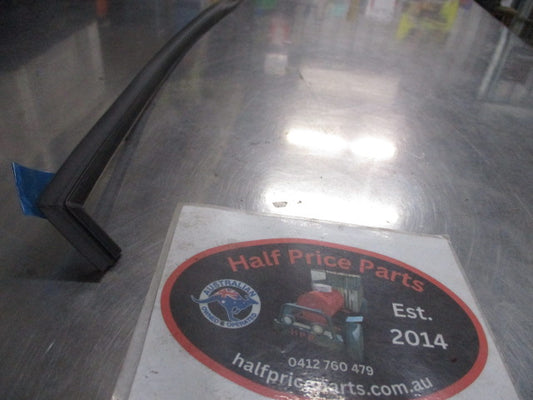 Hyundai Veloster Genuine Front Upper Windscreen Moulding New Part