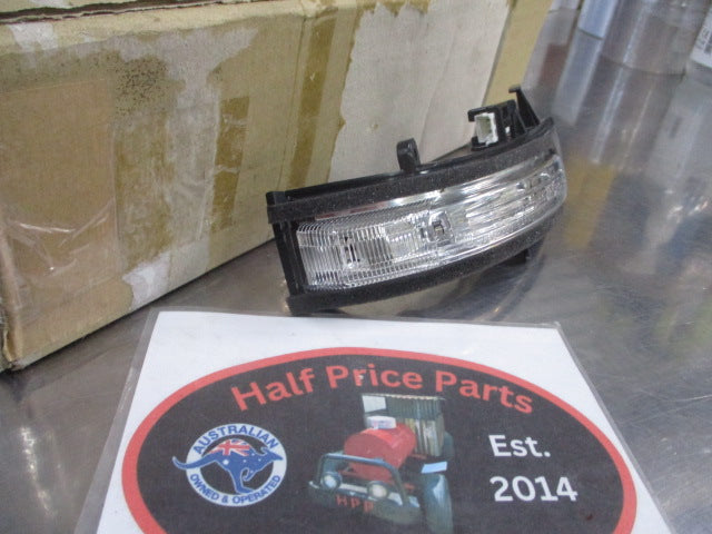 Mitsubishi Outlander Genuine Front Right Hand Indicator Turn Signal Lamp Assembly New Part