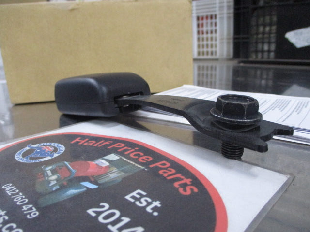 Mitsubishi Challenger/Pajero/Triton Genuine Front Left/Right Seat Belt Receiver New Part