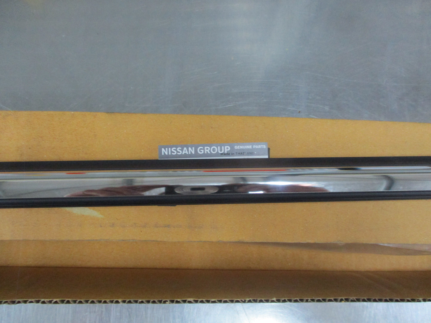 Nissan Pulsar Genuine Left Hand Front Door Moulding Assembly New Part