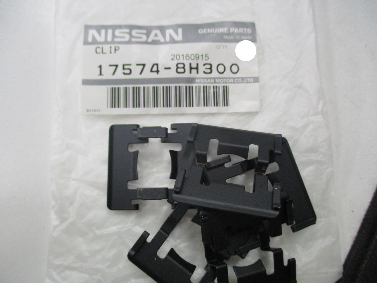 Nissan Genuine Fuel Tank Retaining Clip New Part
