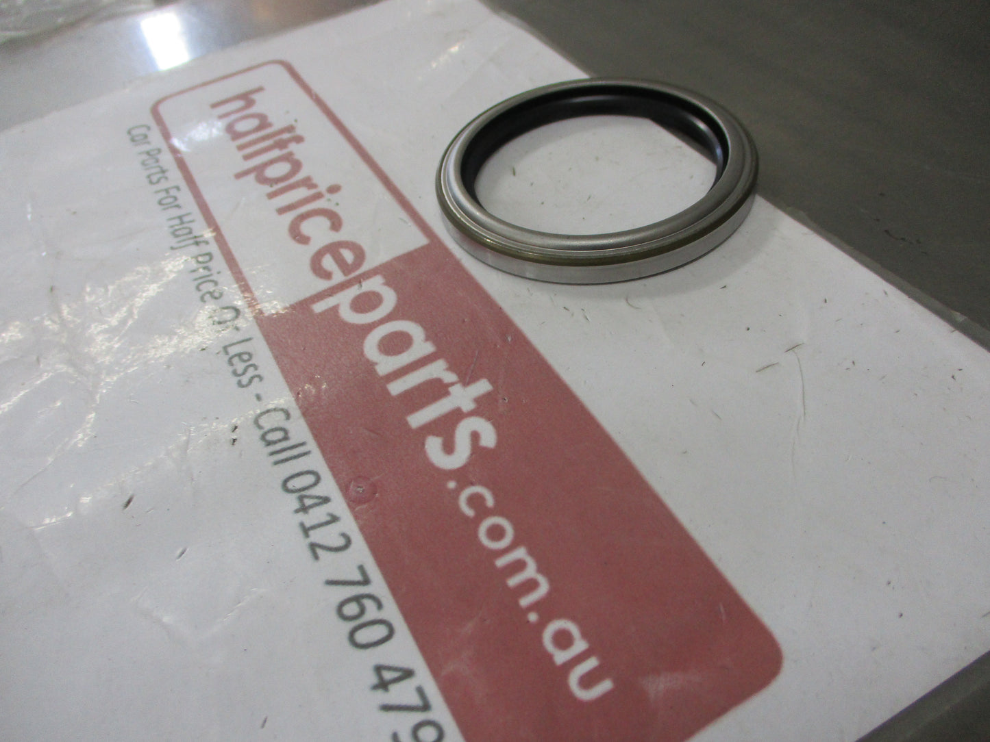 Toyota Hilux/Surf IFS Genuine Front Wheel Hub Seal New Part