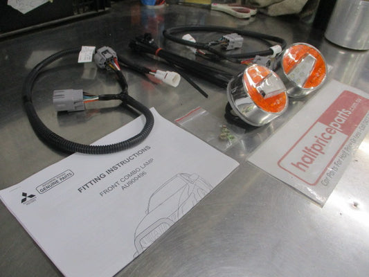 Mitsubishi MQ Triton GLS Genuine Bull Bar Front Indicator/Park Light (Pair) Kit New Part