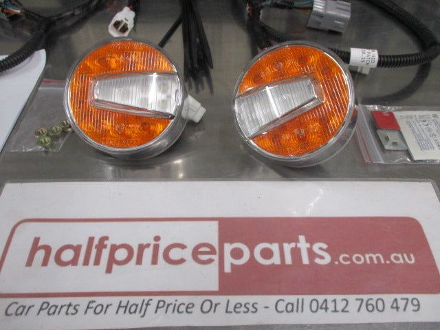 Mitsubishi MQ Triton GLS Genuine Bull Bar Front Indicator/Park Light (Pair) Kit New Part