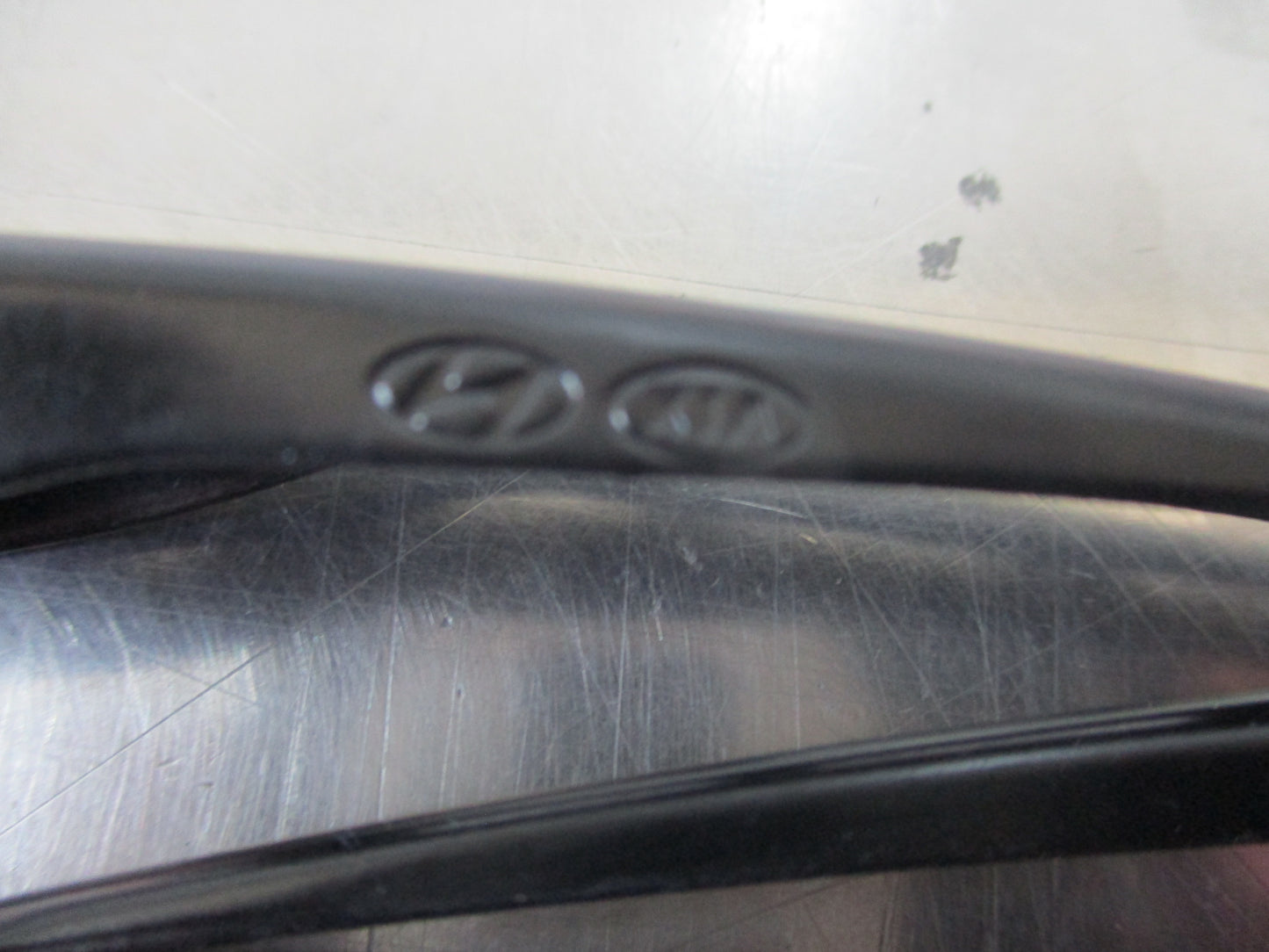 KIA/Hyundai Various Models Genuine Passenger Wiper Blade Assembly New Part