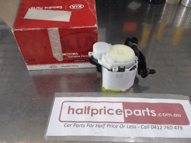 Kia Sorento Genuine Second Row Middle Seat Belt Assembly New Part