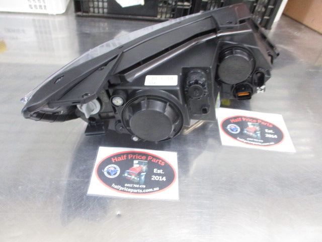 Kia Sorento XM Wagon Genuine Xenon Passenger Side Head Light Assembly New Part