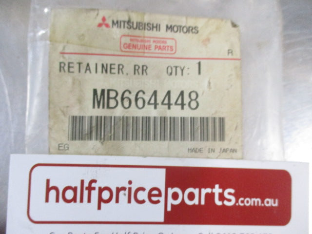 Mitsubishi Pajero Genuine Rear Axle Shaft Bearing Retainer New Part