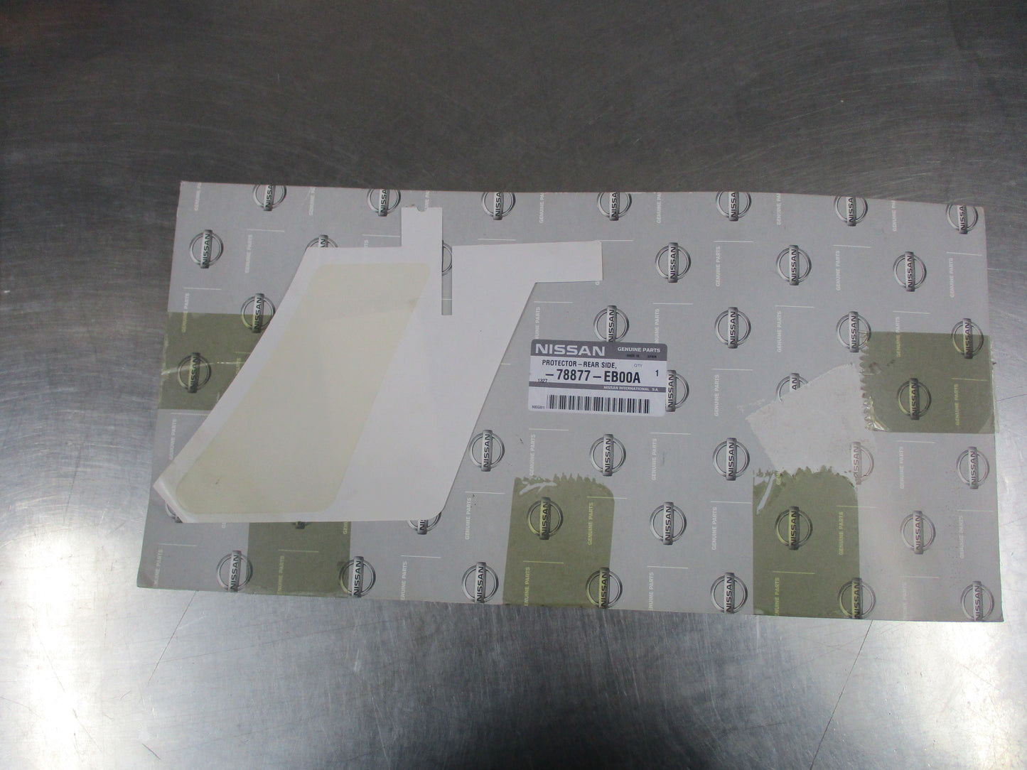Nissan D40 Navara Genuine Passenger Side Tray Protector New