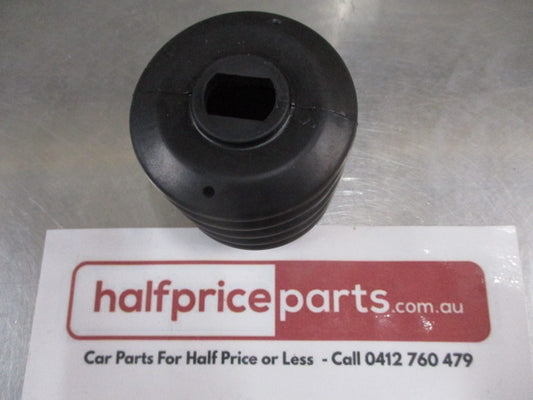 Mitsubishi Fuso Canter Genuine Right Rear Brake Cylinder Boot New Part