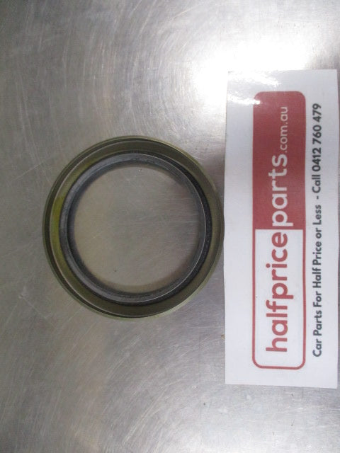 Mitsubishi Fuso Genuine Front Wheel Hub Oil Seal New Part