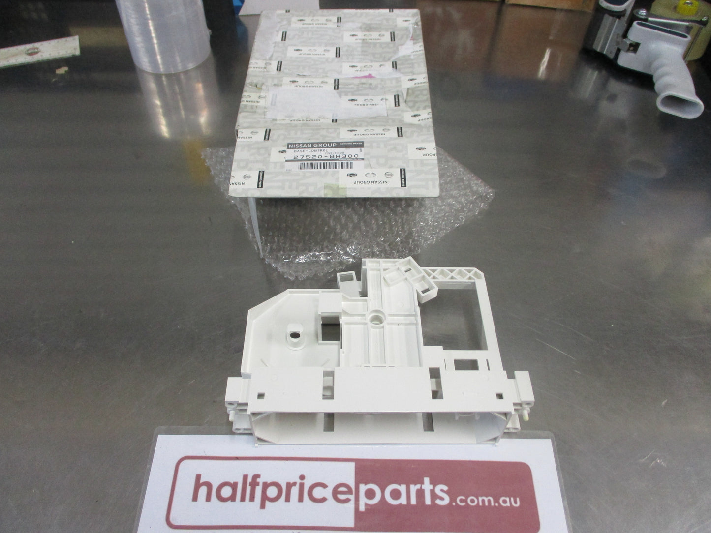 Nissan X-Trail T30 Genuine Base Control Bracket New Part