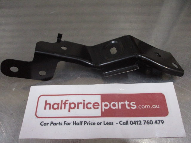 Mitsubishi Outlander Genuine Front Left Hand Side Bumper Bar Face Bracket New Part