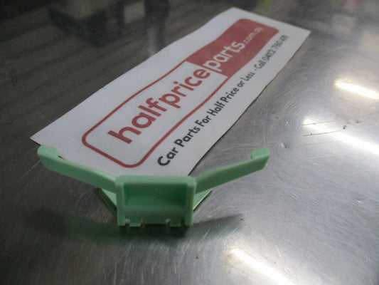 Mitsubishi 380 Genuine Drip Moulding Clip New Part