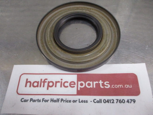 Mitsubishi Canter/Fuso Genuine Rear Axel Wheel Hub Oil Seal New Part