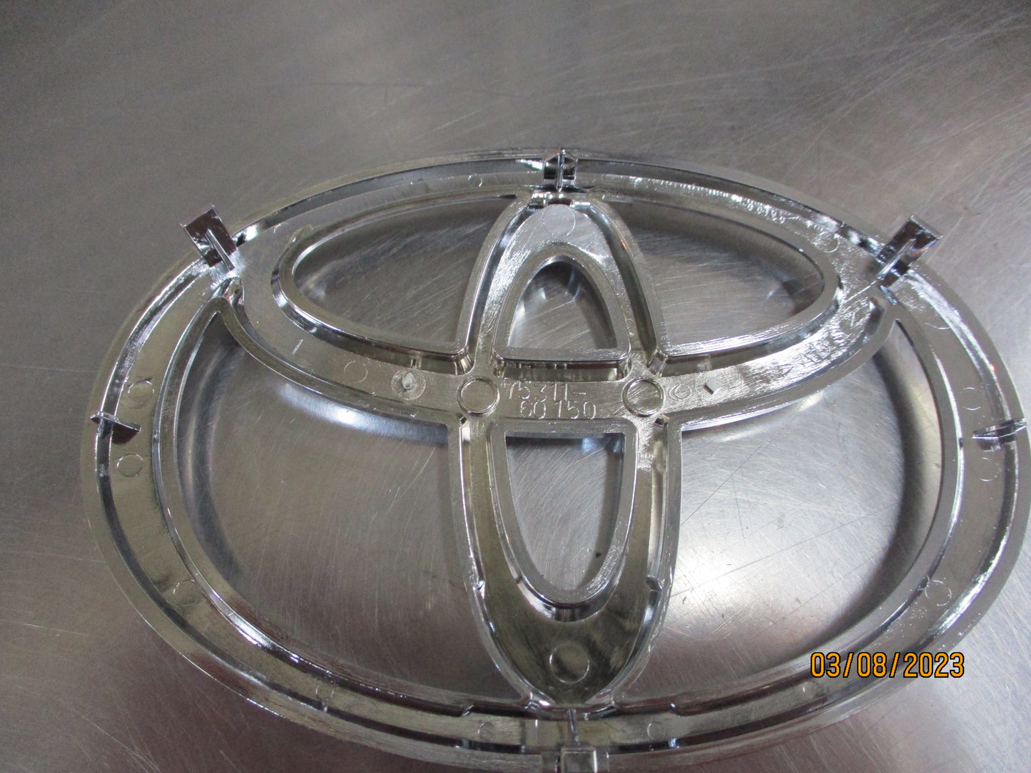 Toyota Prado 120 Genuine Front Grille Emblem New Part