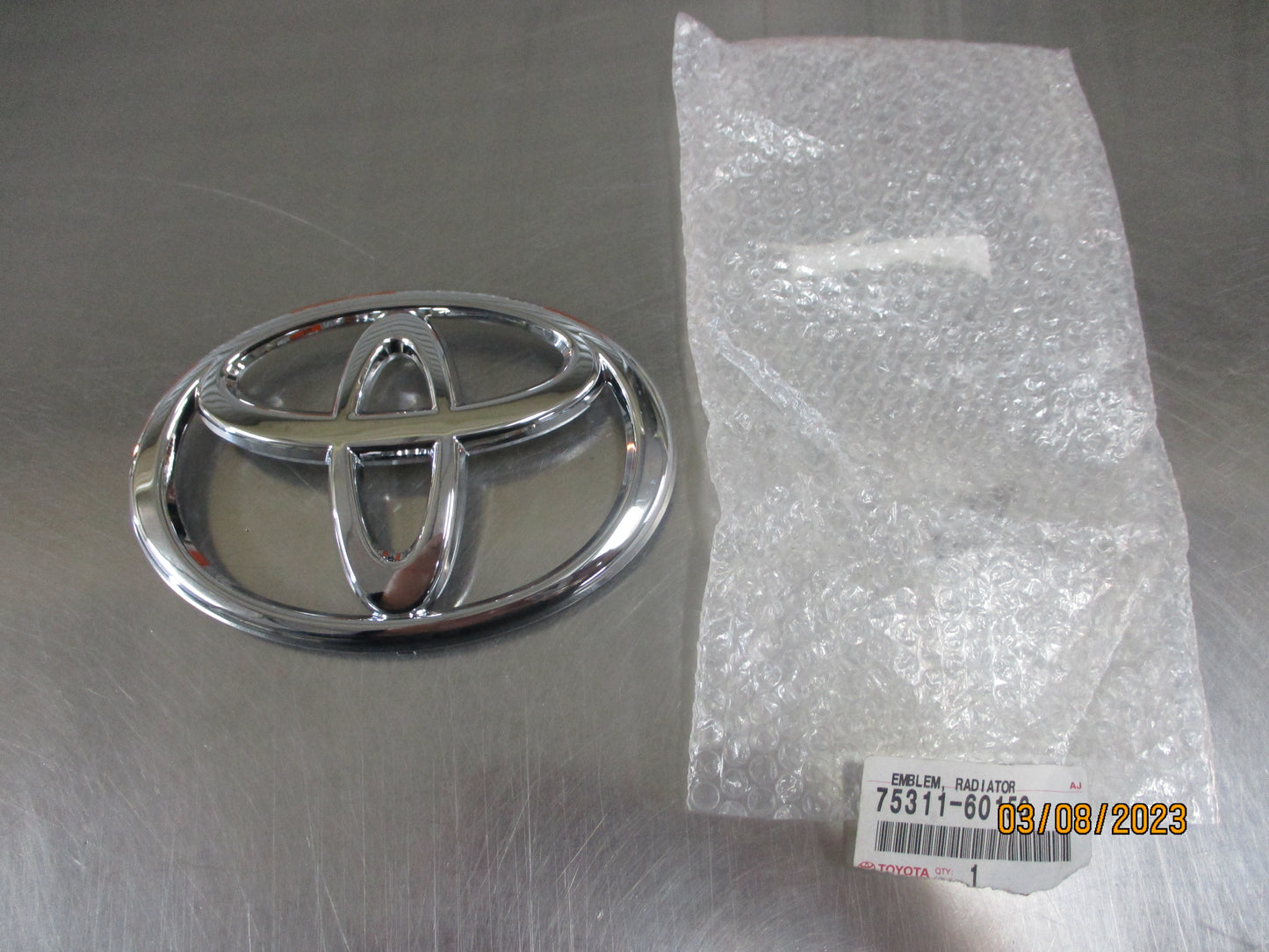 Toyota Prado 120 Genuine Front Grille Emblem New Part
