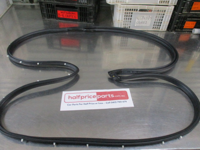 Mitsubishi Triton/Pajero Sport Genuine Outer Right Hand Front Door Opening Weatherstrip New Part