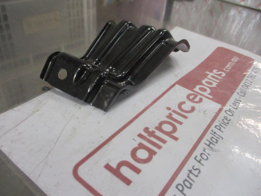 Holden Cruze Genuine Front Right Hand Guard Upper Bracket New Part
