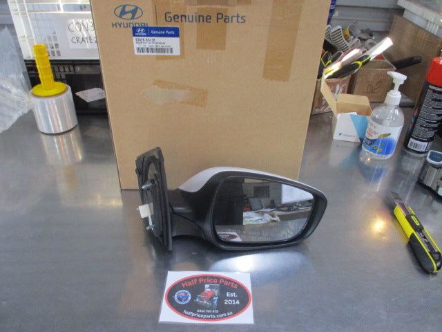 Hyundai i30 GD Genuine Right Hand Outer Mirror Assembly LED Indicator New Part