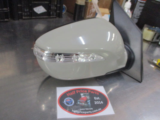 Hyundai IX35 Genuine Right Hand Electric Heated Mirror Assembly (Unpainted) New Part
