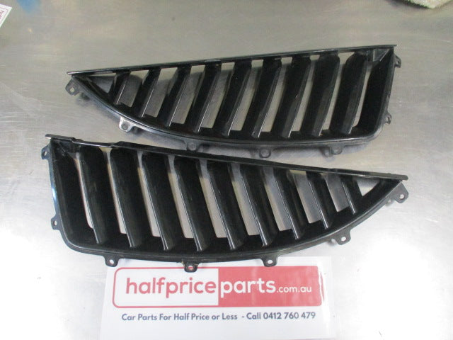 Mitsubishi Magna/Verada Genuine Front Bumper Radiator Grille Pair (Black) Used Part