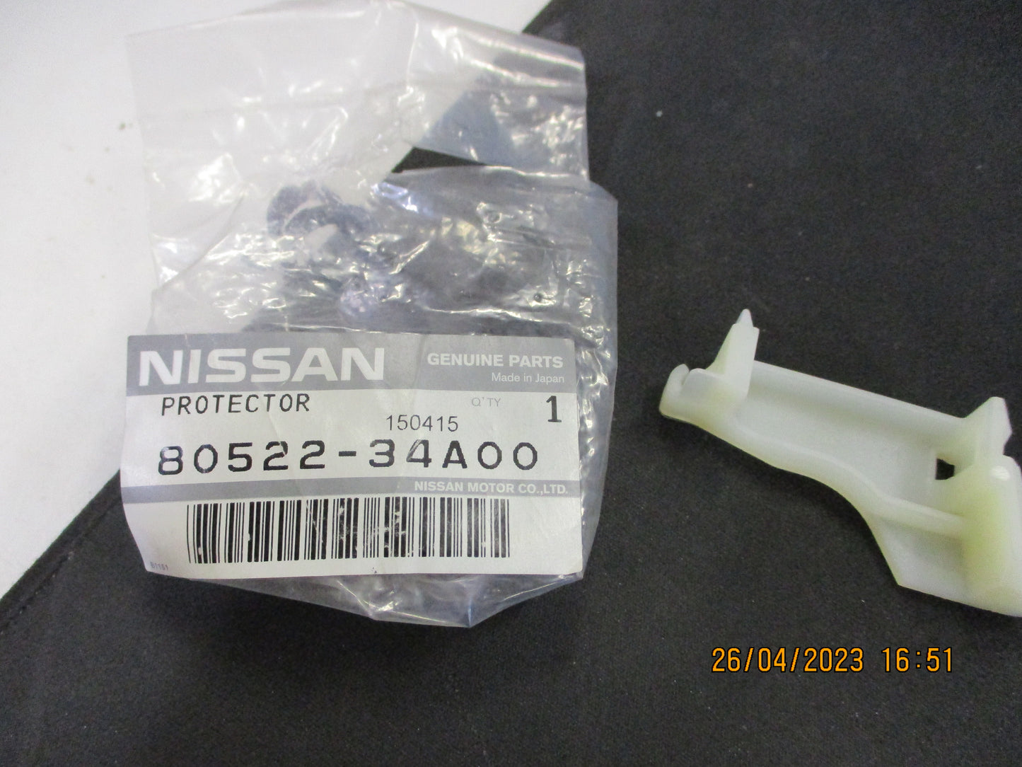 Nissan Pulsar Genuine Right Hand Front Door Rod Cylinder Protector New Part
