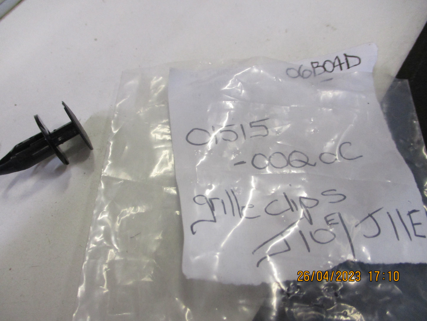 Nissan Dualis J10E-J11E Genuine Front Grille Clips New Part