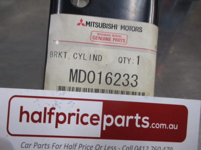 Mitsubishi Pajero Genuine Right Hand Engine Mounting Bracket New Part