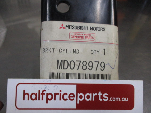 Mitsubishi Pajero Genuine Left Hand Cylinder Block Bracket New Part