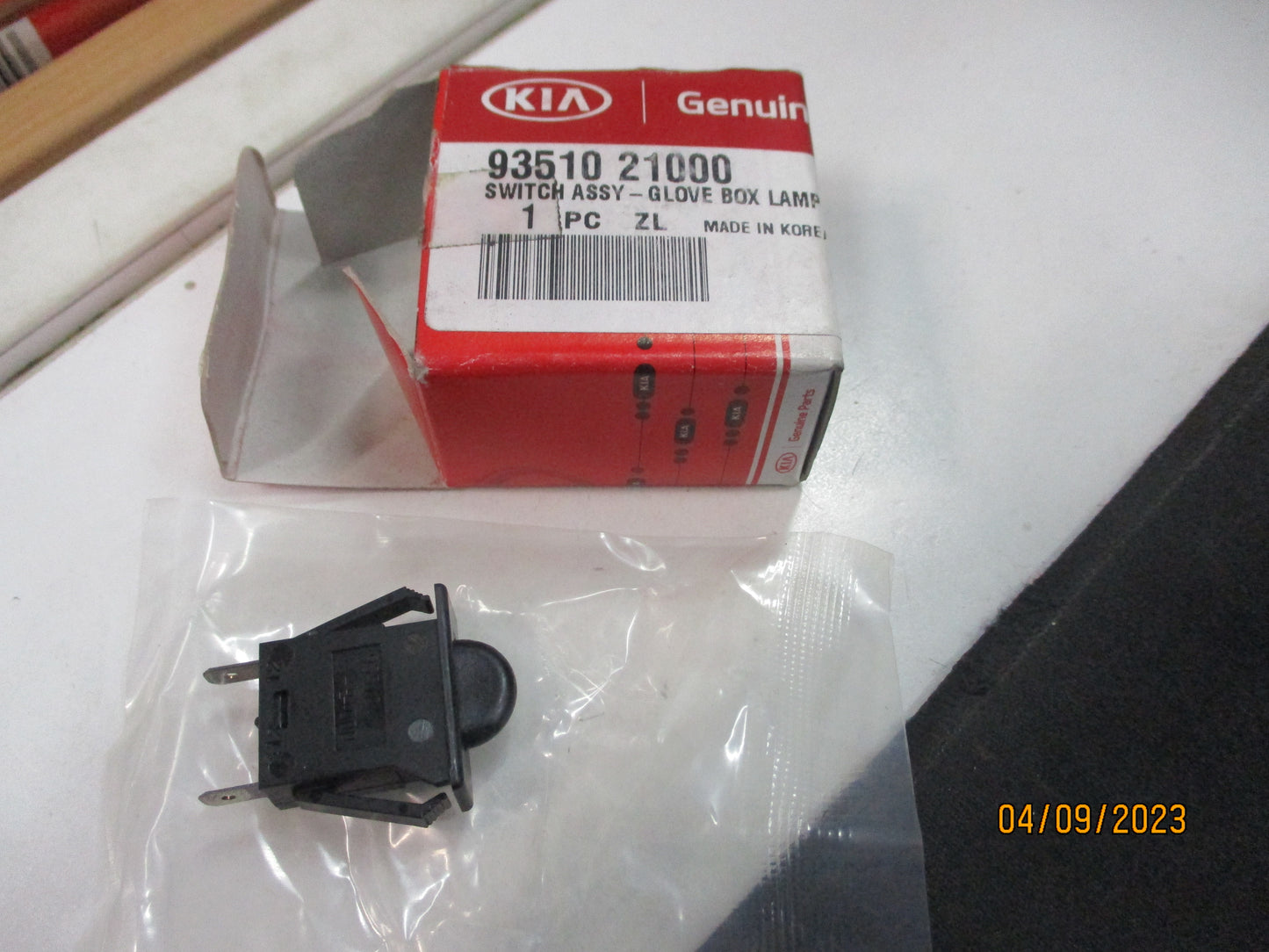 Kia Optima-Cerato-Sportage Genuine Glove Box Light Control Switch New Part