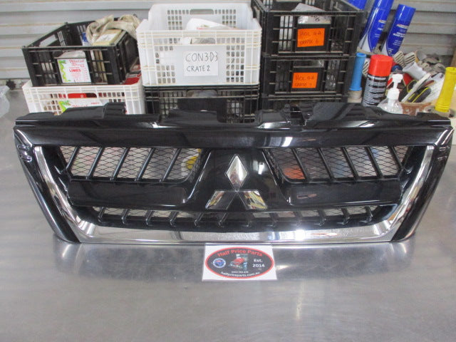 Mitsubishi Pajero Genuine Front Grille Assembly New Part