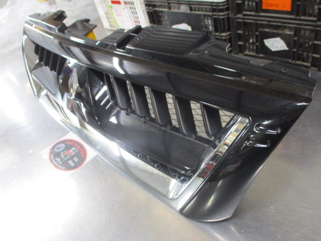 Mitsubishi Pajero Genuine Front Grille Assembly New Part