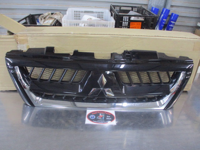 Mitsubishi Pajero Genuine Front Grille Assembly New Part