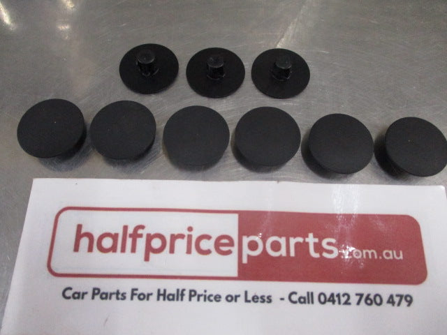 Mitsubishi Magna Genuine Bonnet Insulator Clip Pack of 9 New Part.