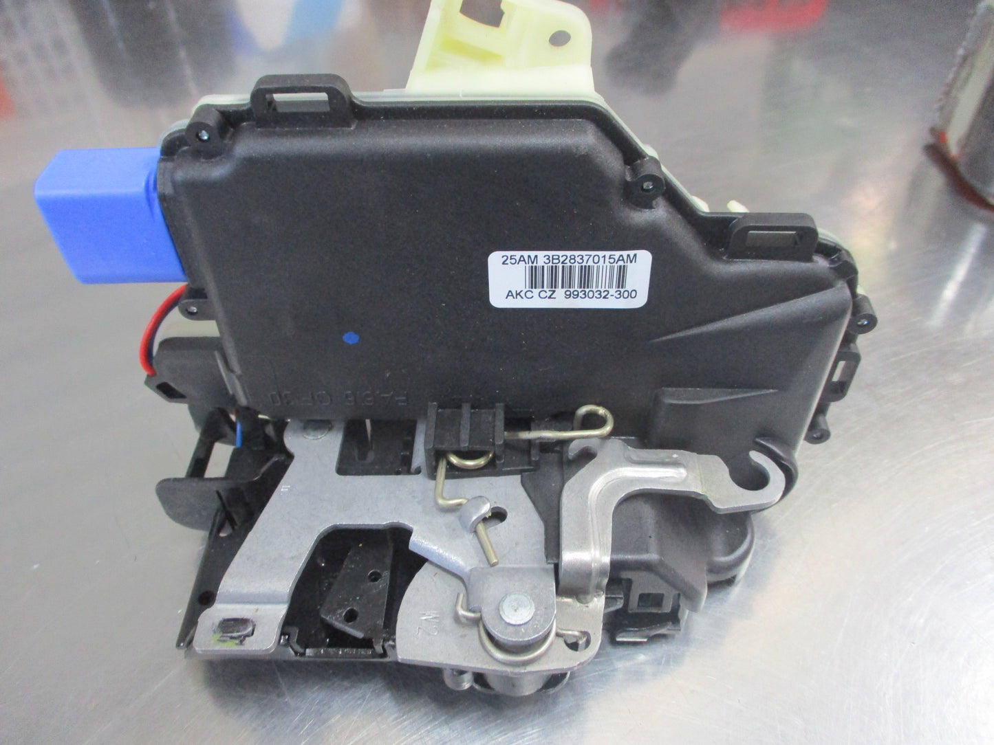VW Polo 9N3/T5 Transporter Genuine Door Catch New Part