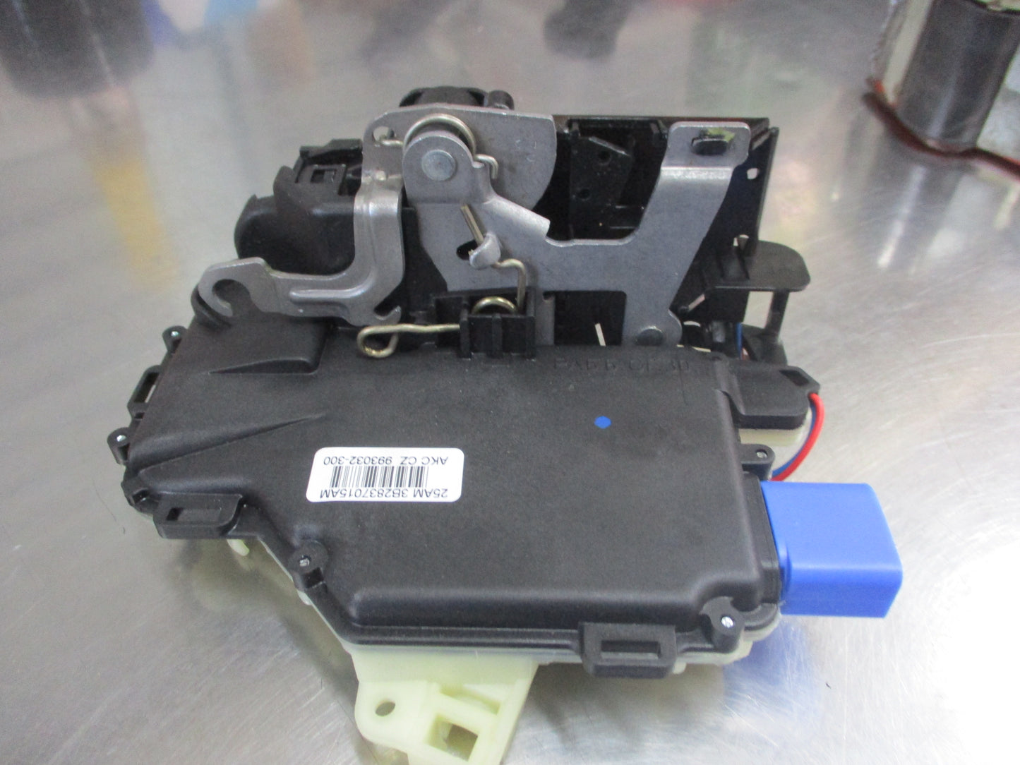 VW Polo 9N3/T5 Transporter Genuine Door Catch New Part