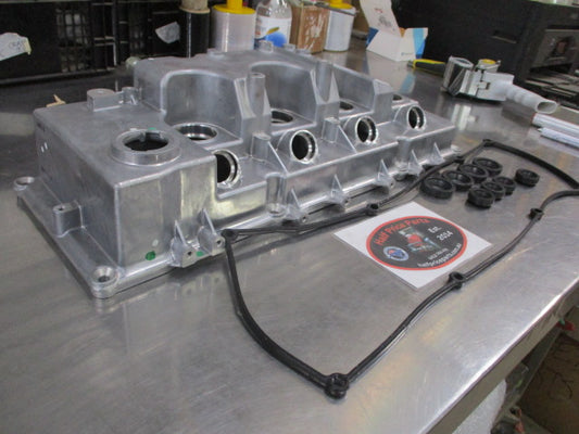 Mitsubishi Pajero Genuine Rocker Cover And Gasket Assembly New Part