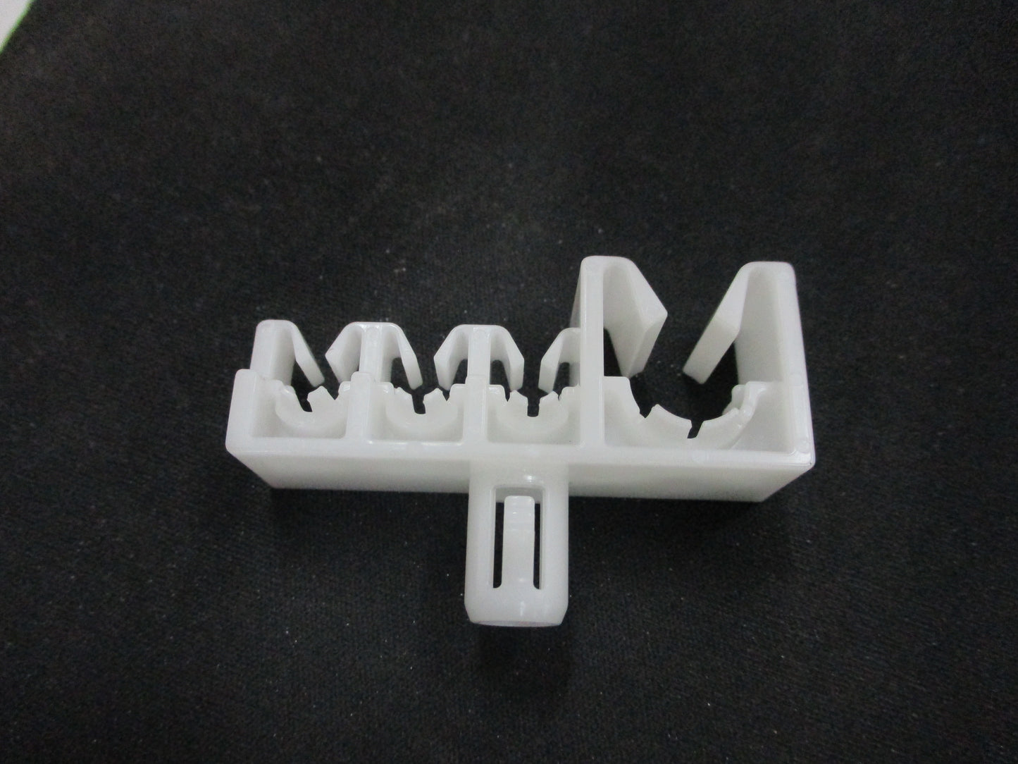 Isuzu NKR Truck Genuine Oil Pipe Fixing Block New Part