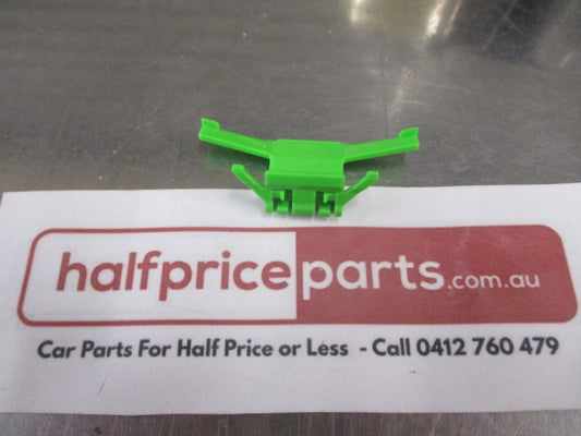 Mitsubishi 380 Genuine Roof Drip Moulding Clip New Part