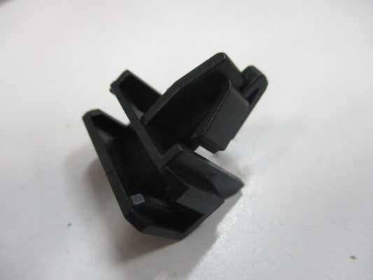 Holden Cascada Genuine Front Winscreen Side Molding Clip New Part